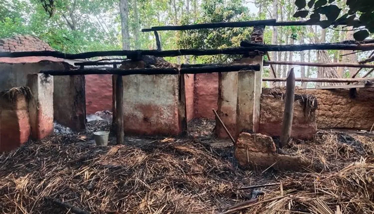  କଳାପୋଖରୀରେ ଜଳିଗଲା ୩ ବଖରା