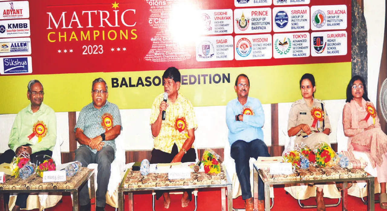  ବାଲେଶ୍ବରରେ ‘ସମ୍ବାଦ’ ମାଟ୍ରିକ୍‌ ଚାମ୍ପିଅନ୍‌ସ ସମ୍ବର୍ଦ୍ଧନା ସମାରୋହ: ‘ସତ୍ୟକୁ ସଙ୍ଗାତ କର, ନିଡର ହୁଅ’
