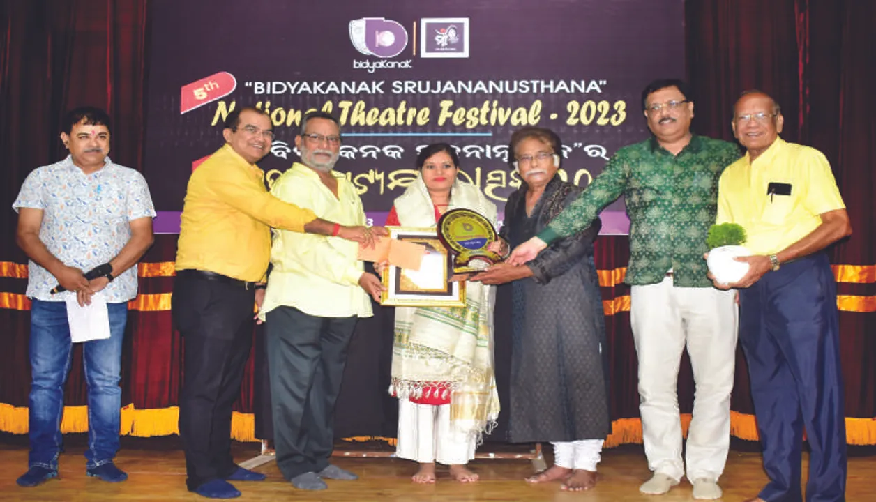  ନାଟ୍ୟାନୁଷ୍ଠାନ ‘ବିଦ୍ୟାକନକ ସୃଜନାନୁଷ୍ଠାନ’ ପକ୍ଷରୁ ରବୀନ୍ଦ୍ର ମଣ୍ଡପରେ ଆୟୋଜିତ ‘ପଞ୍ଚମ ଜାତୀୟ ନାଟ୍ୟ ମହୋତ୍ସବ’ରେ ସାମ୍ବାଦିକା ସସ୍ମିତା ସାହୁଙ୍କୁ ସମ୍ମାନିତ କରାଯାଉଛି