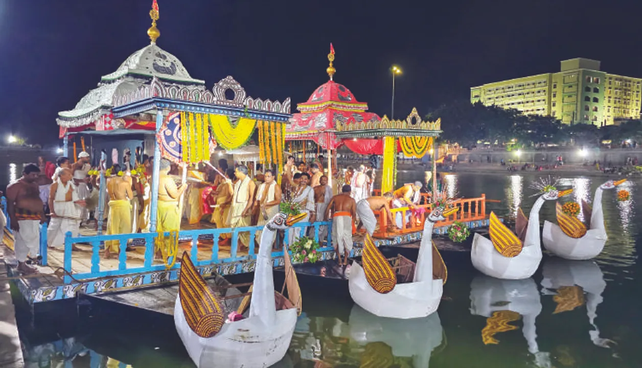  ସରିଲା ବାହାର ଚନ୍ଦନ ଯାତ୍ରା, ଦେବ ବିଗ୍ରହଙ୍କ ହଳଦୀପାଣି ପିଚକାରୀ ଖେଳ