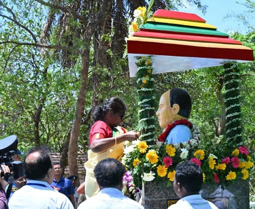  ରାଇରଙ୍ଗପୁର: ସ୍ବାମୀଙ୍କ ପ୍ରତିମୂର୍ତ୍ତିରେ ମାଲ୍ୟାର୍ପଣ କଲେ ରାଷ୍ଟ୍ରପତି