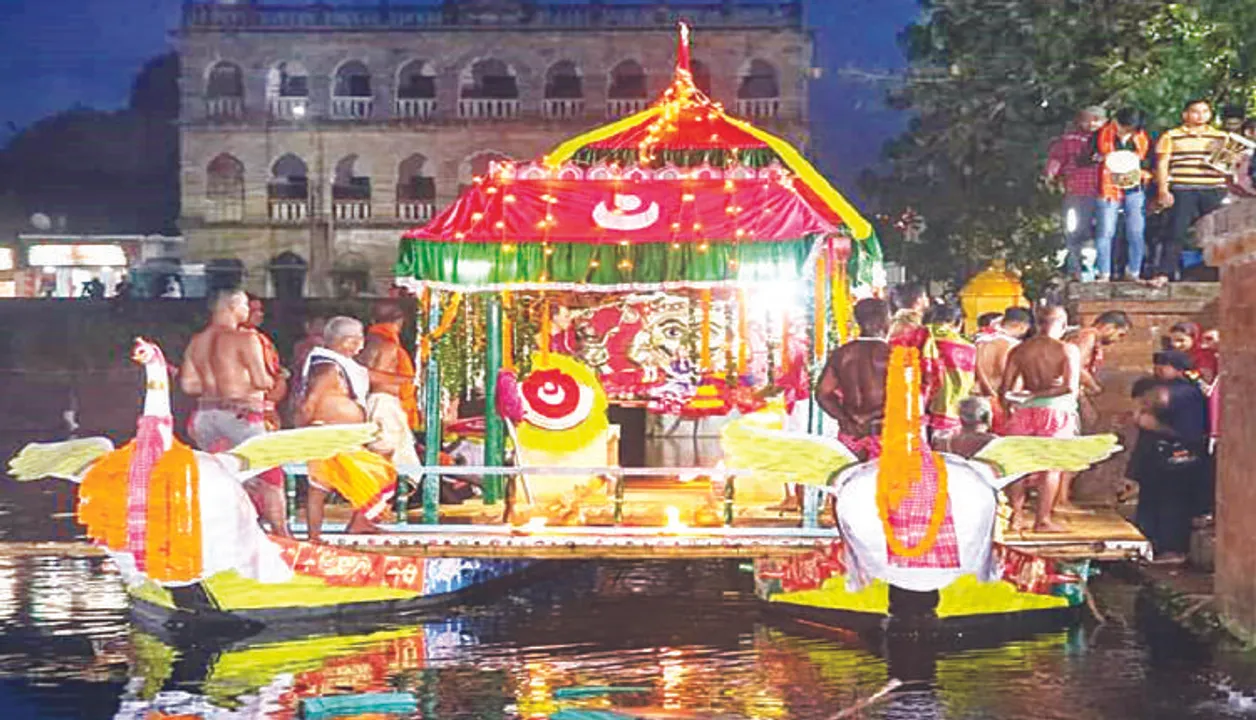  ବିନ୍ଦୁସାଗର କୂଳ‌ରେ ଜମୁଛି ଭିଡ଼ : ଚନ୍ଦନ ଯାତ୍ରା ସାଙ୍ଗକୁ ମ୍ୟୁଜିକାଲ ଫାଉଣ୍ଟେନ୍‌ର ମଜା