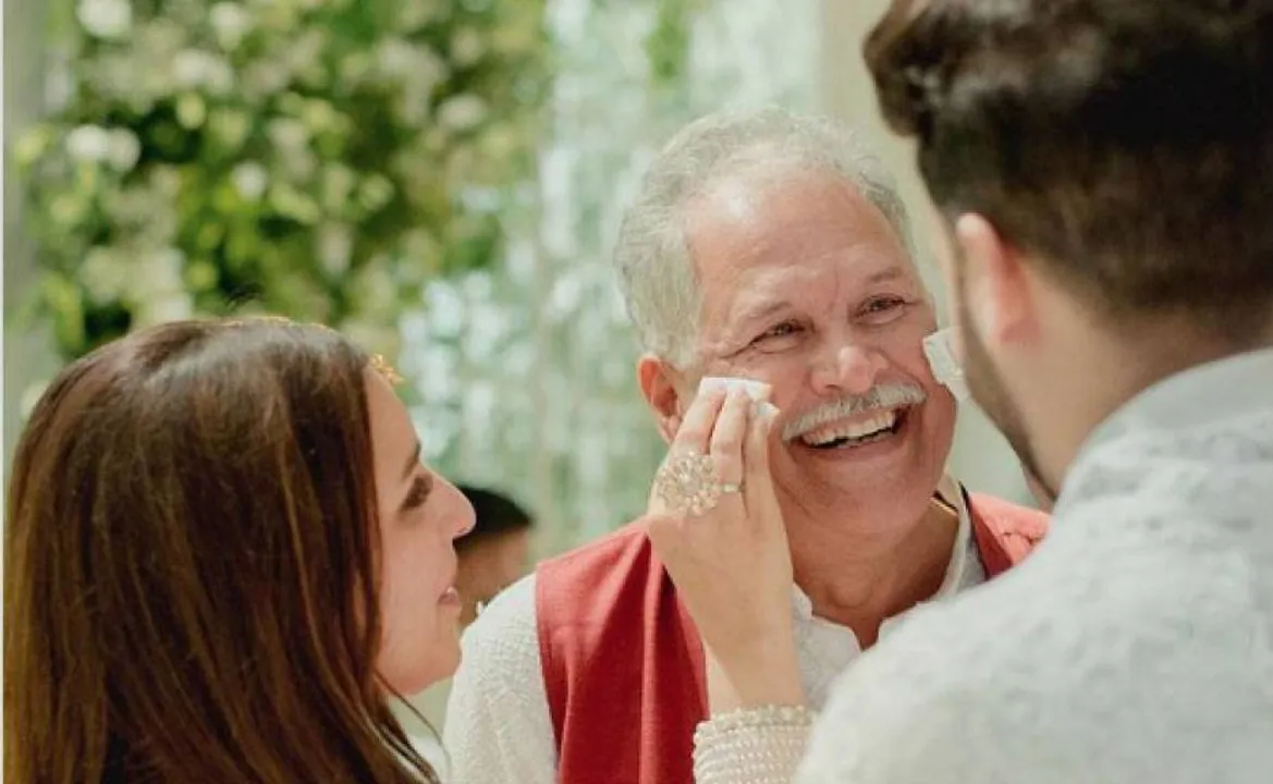  ନିର୍ବନ୍ଧ ବେଳେ ବାପାଙ୍କ ଲୁହ ପୋଛିଦେଇଥିଲେ ପରିଣୀତି ଚୋପ୍ରା