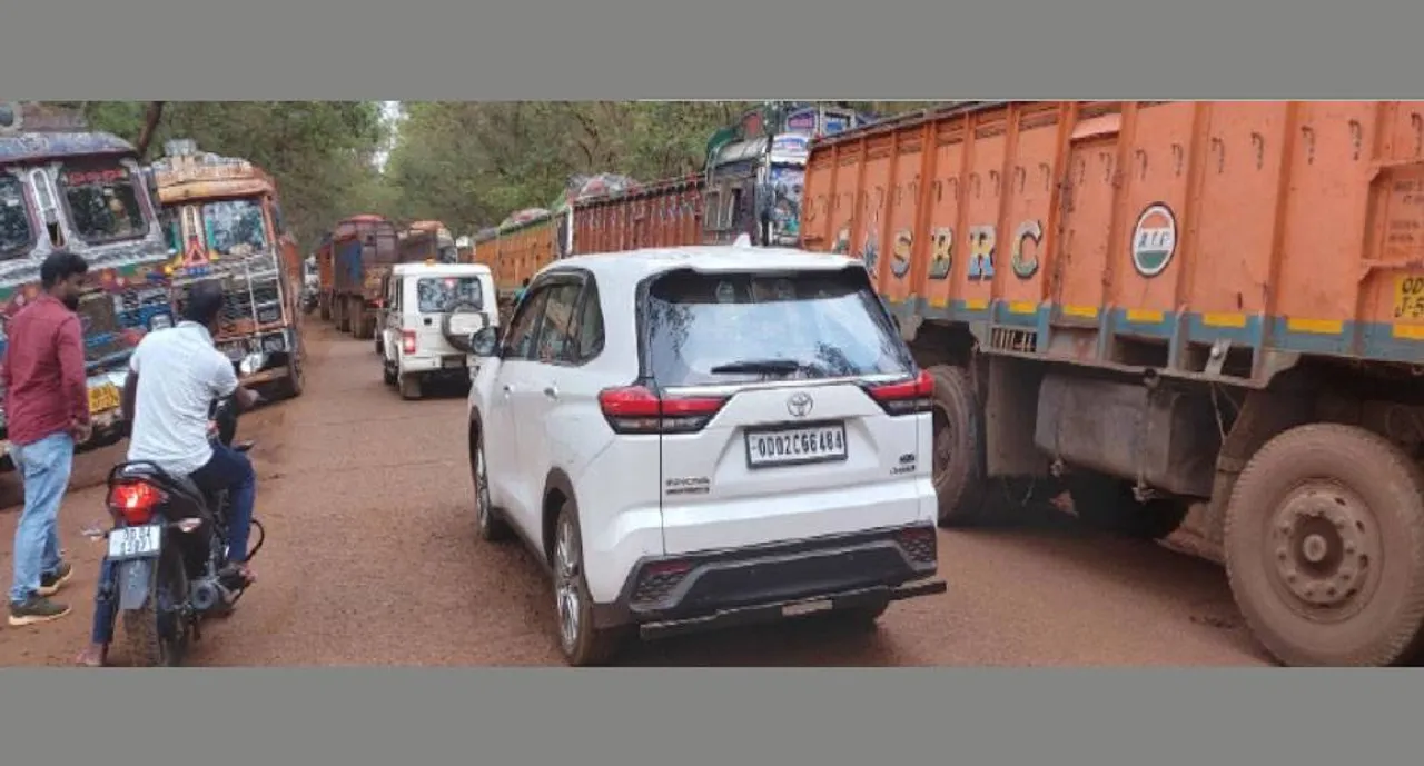  ଖଣି ଅଞ୍ଚଳରେ ରାସ୍ତାଜାମ୍‌: ଟ୍ରକ୍‌ ଭିଡ଼ରେ ଫସିଲେ ମନ୍ତ୍ରୀ