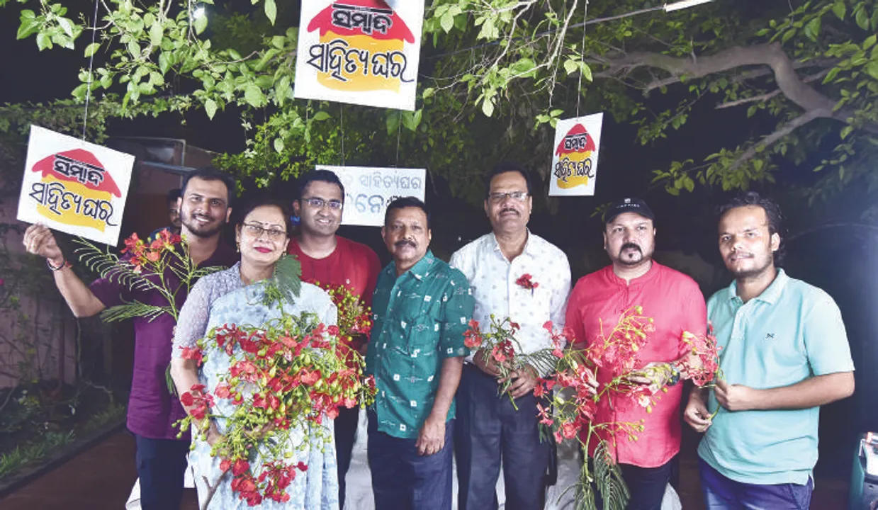  ଭୁବନେଶ୍ୱର ସମ୍ବାଦ ସାହିତ୍ୟଘରର ବିଶେଷ ଆସର: ବୟସର କୃଷ୍ଣଚୂଡ଼ା ରଙ୍ଗ ତୁମ ଗଳ୍ପ କହେ