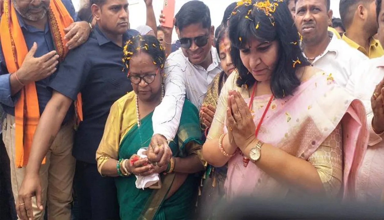  ଗଳିପୋଲ ପାଇଁ ଭୂମିପୂଜା କଲେ ସାଂସଦ ଅପରାଜିତା