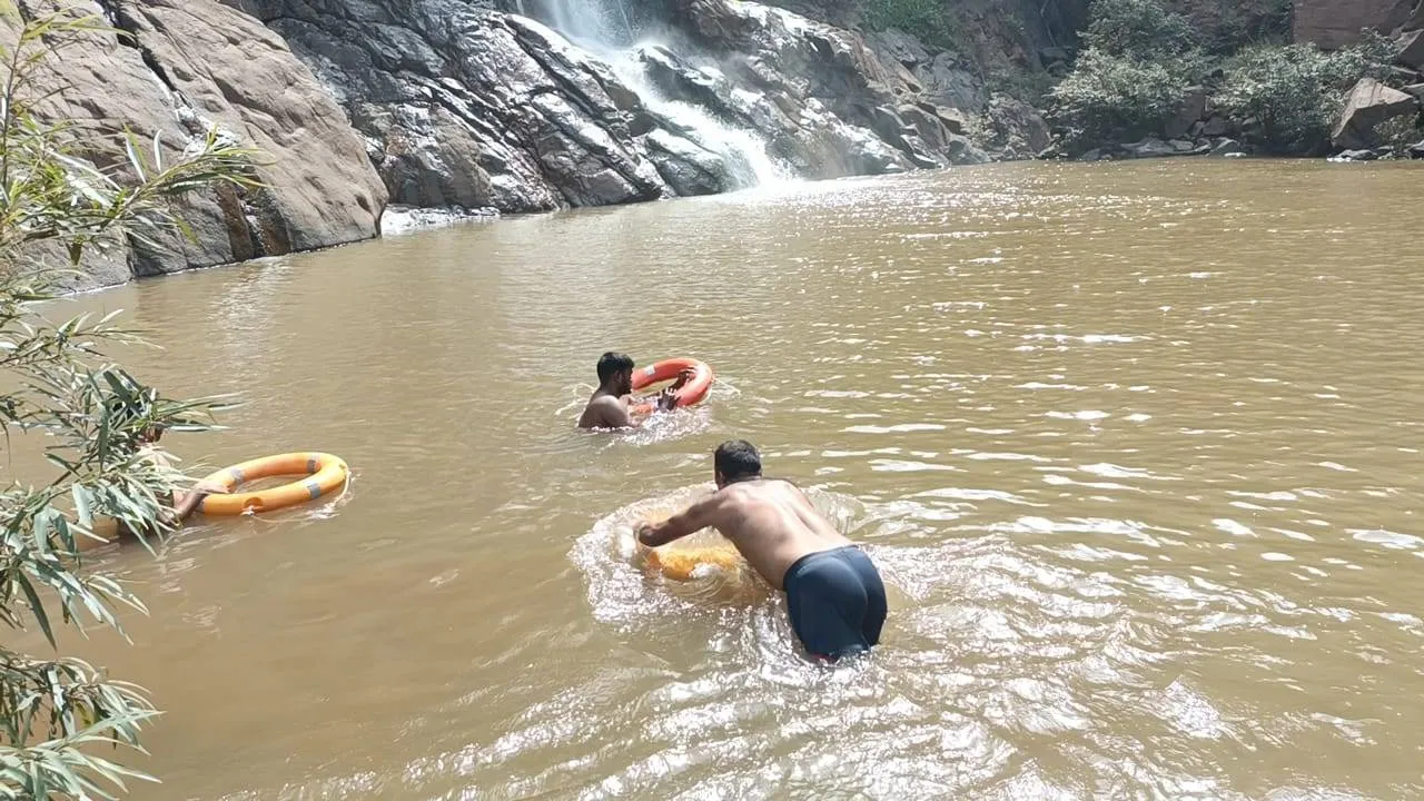  ଜଳପ୍ରପାତରେ ଗାଧୋଇବା ବେଳେ ଅଘଟଣ: ଯୁବକ ନିଖୋଜ, ଉଦ୍ଧାର କାର୍ଯ୍ୟ ଜାରି