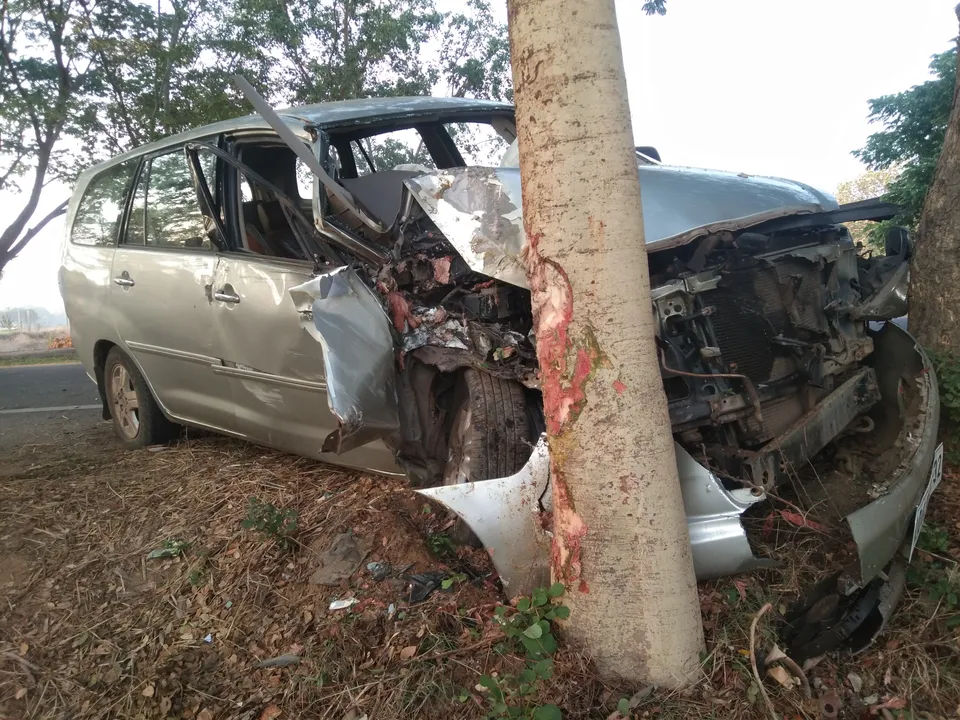  ଭାରସାମ୍ୟ ହରାଇ ଗଛରେ ପିଟିଲା କାର୍‌, ମହିଳା ଗୁରୁତର