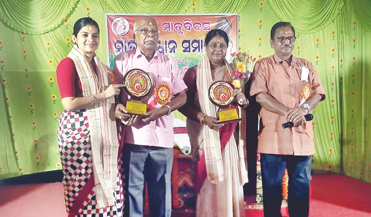  ‘ବିଶ୍ବ ମାତୃଦିବସ’ ପାଳନ ଅବସରରେ ସାହିତ୍ୟିକା ଡ.ପ୍ରତିଭା ମହାରଥୀ ଓ ‘ସମ୍ବାଦ’ର କାର୍ଯ୍ୟନିର୍ବାହୀ ନିର୍ଦ୍ଦେଶିକା ତନୟା ପଟ୍ଟନାୟକଙ୍କୁ ସମ୍ବର୍ଦ୍ଧିତ କରାଯାଉଛି।  