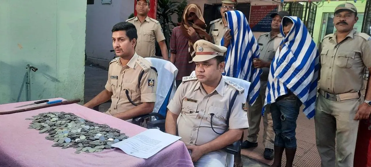  କାଳୀମନ୍ଦିର ହୁଣ୍ଡି ଲୁଟ ଘଟଣା: ୩ ଚୋରକୁ ଧରିଲା ପୁଲିସ, ୨୭୦୦ ଟଙ୍କା ଜବତ