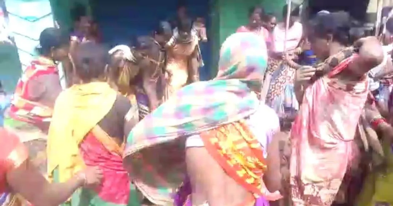  ଗାଁ ଦାଣ୍ଡରେ ମଦ୍ୟପକୁ ନିର୍ଦ୍ଧୁମ ଛେଚିଲେ ମହିଳା