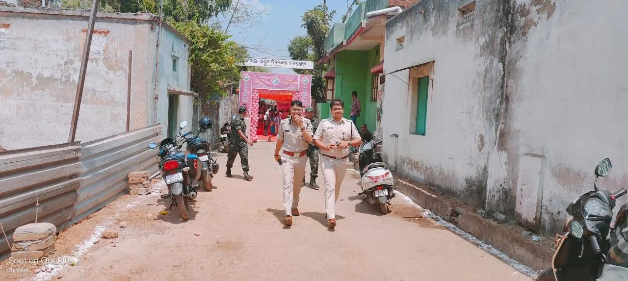  ଝାରସୁଗୁଡ଼ା: ବୁଥ ସ୍ଥିତି ଅନୁଧ୍ୟାନ କରୁଛନ୍ତି ଉତ୍ତରାଞ୍ଚଳ ଆଇଜି ଦୀପକ କୁମାର ଓ ଏସପି ସ୍ମିତ ପରମାର