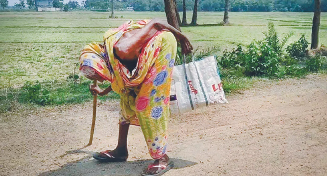  ଚାଉଳ ପାଇଁ ଦେଢ଼ କିଲୋମିଟର ଚାଲିଲେ ୯୦ ବର୍ଷୀୟା ବୃଦ୍ଧା