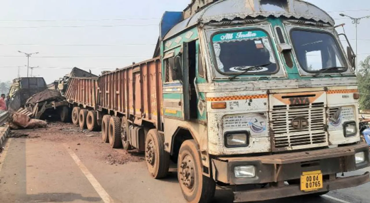  ଜାତୀୟ ରାଜପଥରେ ଦୁର୍ଘଟଣାକୁ ହାତଠାରି ଡାକୁଛି ବେଆଇନ ପାର୍କିଂ