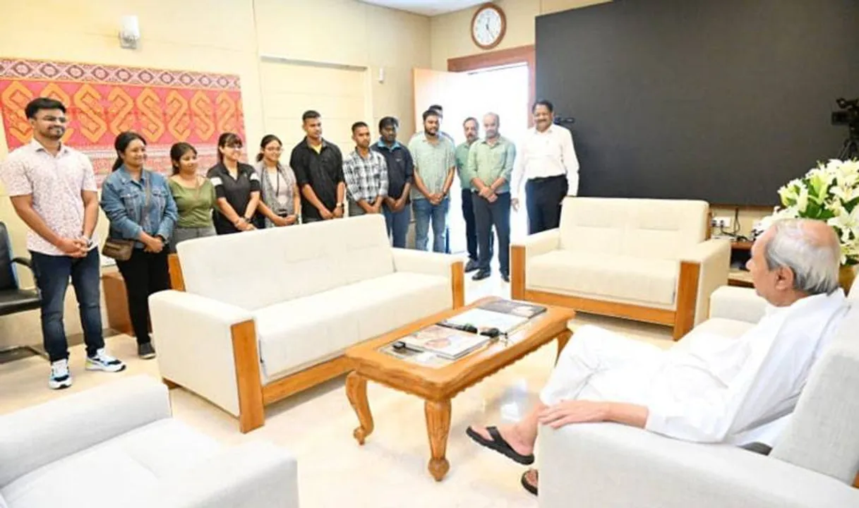  ଭୁବନେଶ୍ବରରେ ପହଞ୍ଚିଲେ ମଣିପୁରରେ ପଢ଼ୁଥିବା ୧୦ ଓଡ଼ିଆ ଛାତ୍ରଛାତ୍ରୀ