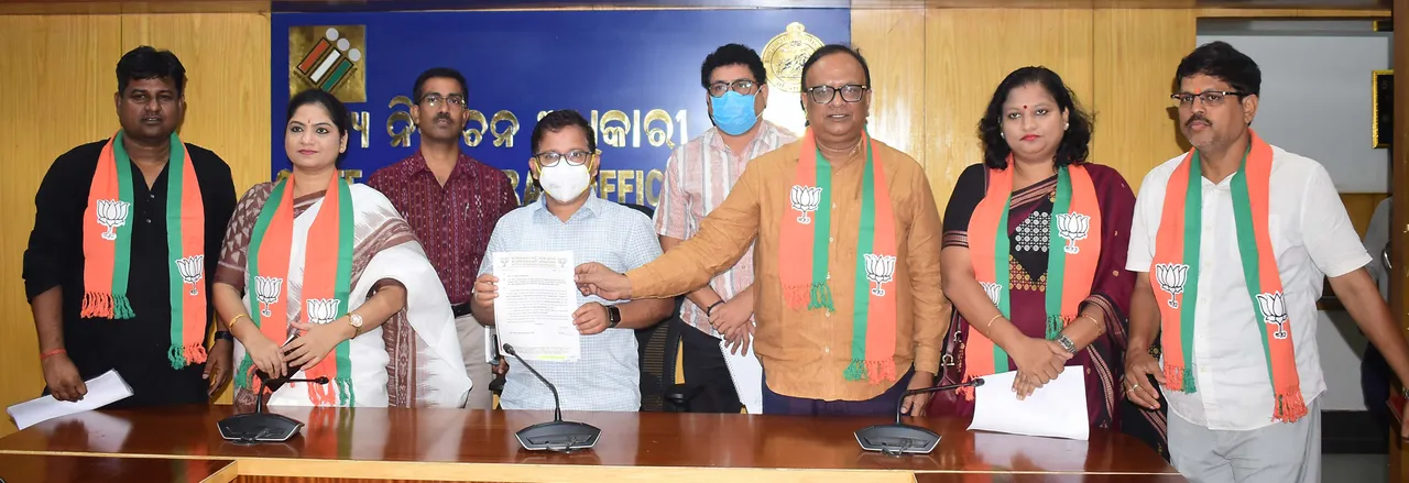  ମୁଖ୍ୟ ନିର୍ବାଚନ ଅଧିକାରୀଙ୍କୁ ଭେଟିଲା ବିଜେପି ପ୍ରତିନିଧି ଦଳ: ପ୍ରଚାର କରୁଥିବା ସରକାରୀ କର୍ମଚାରୀଙ୍କ ବିରୋଧରେ କାର୍ଯ୍ୟାନୁଷ୍ଠାନ ହେଉ