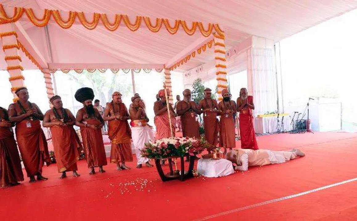  ‘ସେଙ୍ଗୋଲ୍’କୁ ପ୍ରଣାମ କରୁଛନ୍ତି ପ୍ରଧାନମନ୍ତ୍ରୀ ମୋଦୀ