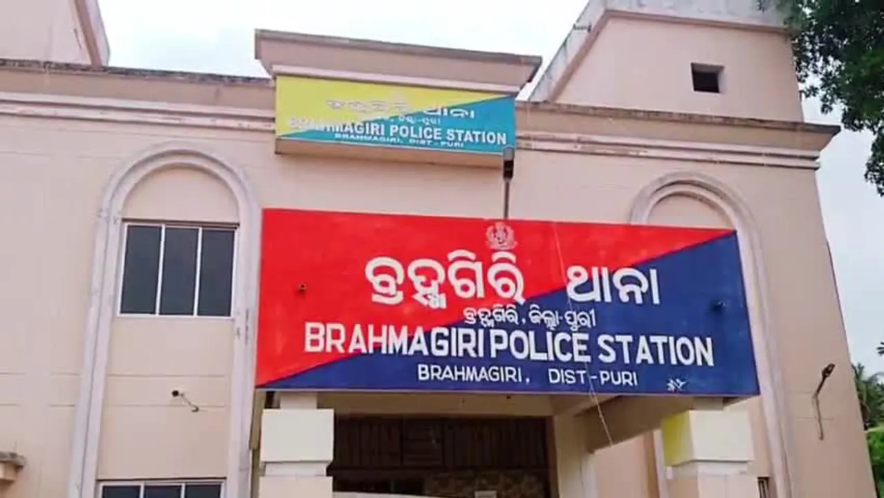  ମୃତ ମହିଳାଙ୍କ ସ୍ବାମୀଙ୍କୁ ଗିରଫ ପ୍ରତିବାଦରେ ବ୍ରହ୍ମଗିରି-ଡେଲାଙ୍ଗ ରାସ୍ତାରୋକ, ଯାତାୟତ ବାଧାପ୍ରାପ୍ତ