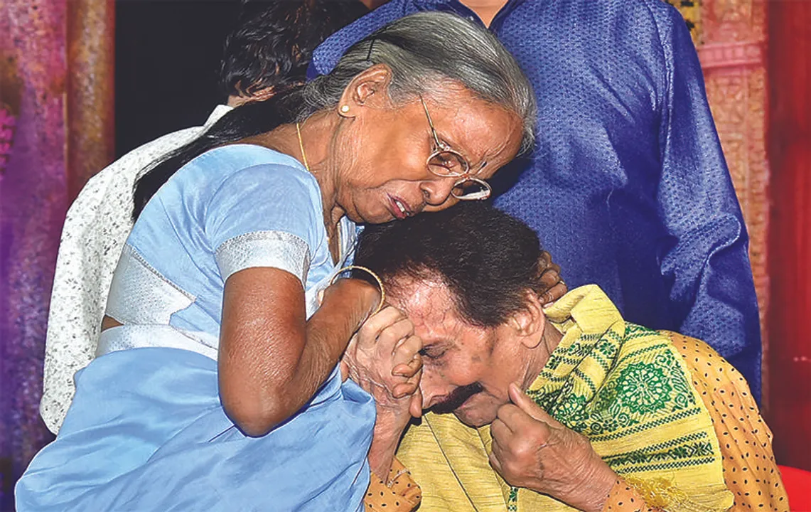  ରବୀନ୍ଦ୍ର ମଣ୍ଡପରେ ନିଆରା ଦୃଶ୍ୟ: ପ୍ରଣବ କିଶୋର ପଟ୍ଟନାୟକ ଓ ଶ୍ୟାମାମଣି ‌ଦେବୀ (ଫଟୋ: ପ୍ରଭାତ)