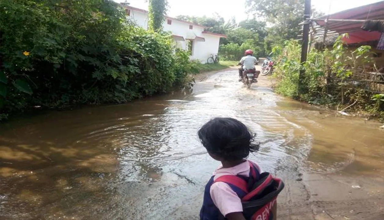  ଖରାଦିନେ ବନ୍ୟା ଭ୍ରମ: ଗାଁ ମଝିରେ ଆଣ୍ଠୁଏ ପାଣି