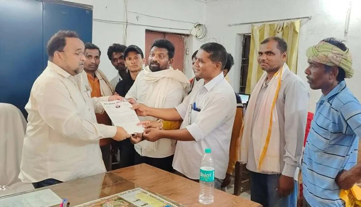  ଚହଲା କାମର ମଜୁରି ମିଳିଲାନି: ମୃତ୍ତିକା ସଂରକ୍ଷଣ ଅଫିସ୍‌ ଘେରିଲେ ହିତାଧିକାରୀ