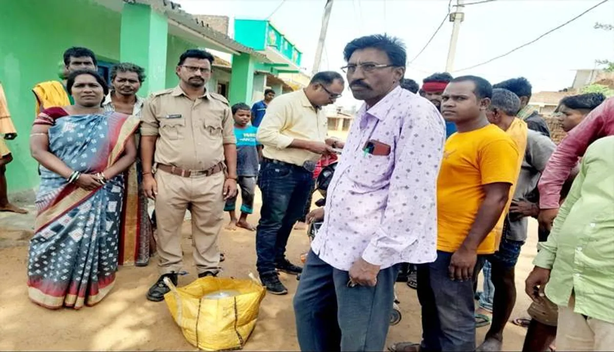  ରନ୍ଧାମଦ ଜବତ କରି ପୁଲିସ୍‌ ଜିମା ଦେଲେ ସରପଞ୍ଚ ଓ ଗ୍ରାମବାସୀ