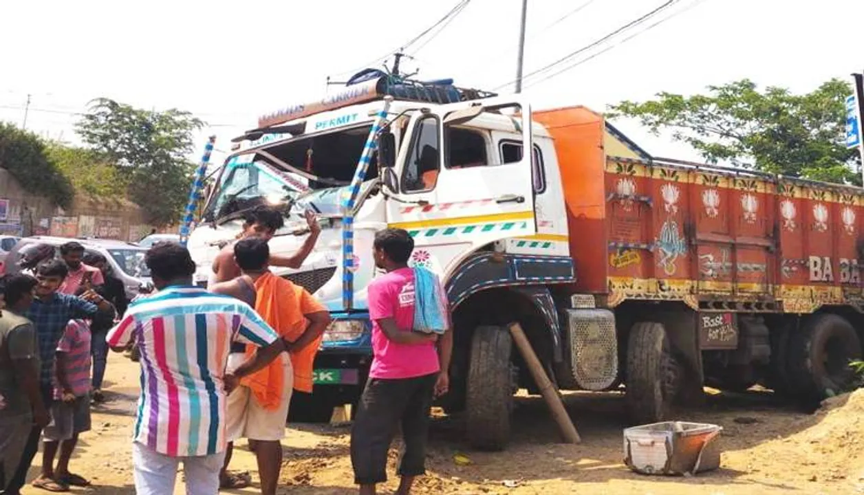  ଜଳଖିଆ ଦୋକାନ ଉପରେ ମାଡ଼ିଗଲା ଟ୍ରକ