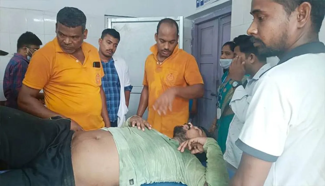 ଦୁର୍ଘଟଣା ପରେ ଓଭରବ୍ରିଜ୍‌ରେ ଝୁଲି ରହିଲେ ବାଇକ୍‌ ଆରୋହୀ