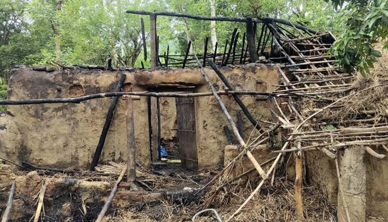  ବଜ୍ରପାତରେ ଜଳିଗଲା ଦୁଇ ବଖରା ଘର