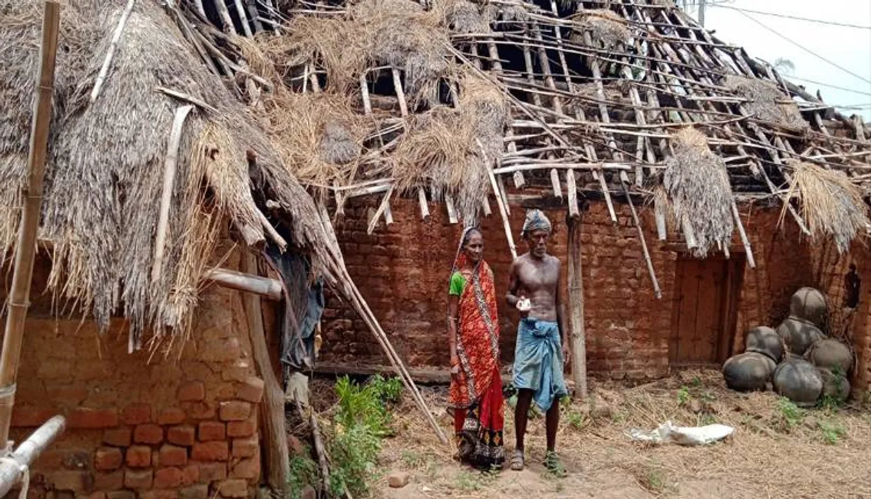  ଆବାସ ଯୋଜନାରୁ ବଞ୍ଚିତ, ପଡ଼ିଶା ଘରେ ଆଶ୍ରୟ