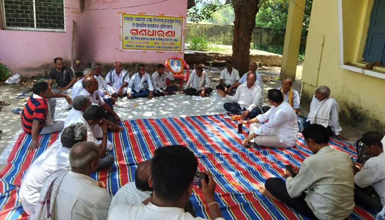  ରାସ୍ତା ମରାମତି ଦାବିରେ ଧାରଣା