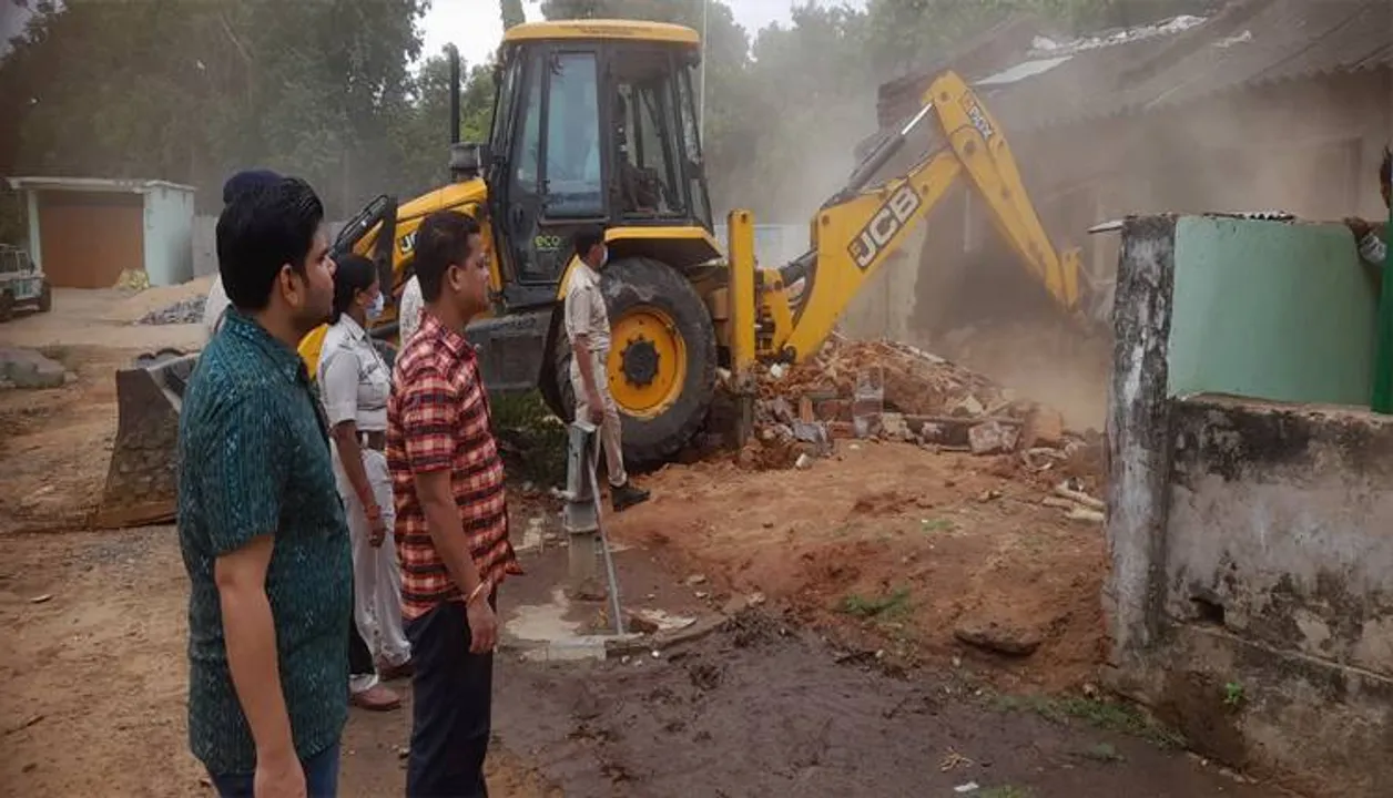  ଡାକ୍ତରଖାନା ପରିସରରୁ ହଟିଲା ଜବରଦଖଲ