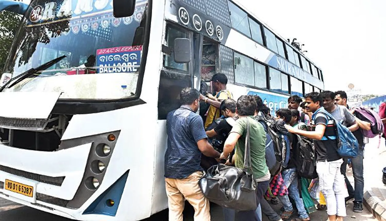  ବିପର୍ଯ୍ୟୟ ବେଳେ ବସ୍‌ଯାତ୍ରୀଙ୍କୁ ଶୋଷଣ: ଟିକେଟ୍‌ ଦର ଦୁଇଗୁଣା‌ ବଢ଼ାଇଦେଲେ