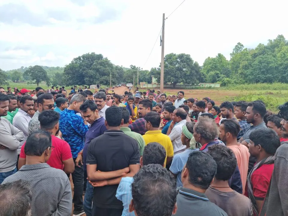  ୨ ବାଇକ୍ଆରୋହୀ ମୃତ୍ୟୁ ଘଟଣା: ୧୭ ଘଣ୍ଟା ପଡ଼ି ରହିଲା ଶବ, କ୍ଷତିପୂରଣ ପ୍ରତିଶ୍ରୁତି ପରେ ହଟିଲା ରାସ୍ତାରୋକ