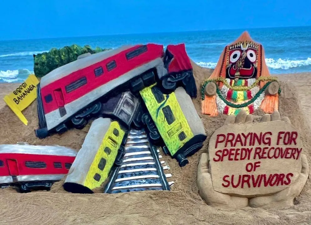  ରେଳ ଦୁର୍ଘଟଣାରେ ଆହତଙ୍କ ଆଶୁ ଆରୋଗ୍ୟ କାମନା କରି ପୁରୀ ବେଳାଭୂମିରେ ବାଲୁକା ଶିଳ୍ପୀ ସୁଦର୍ଶନ ପଟନାୟକଙ୍କ ବାଲୁକା କଳା