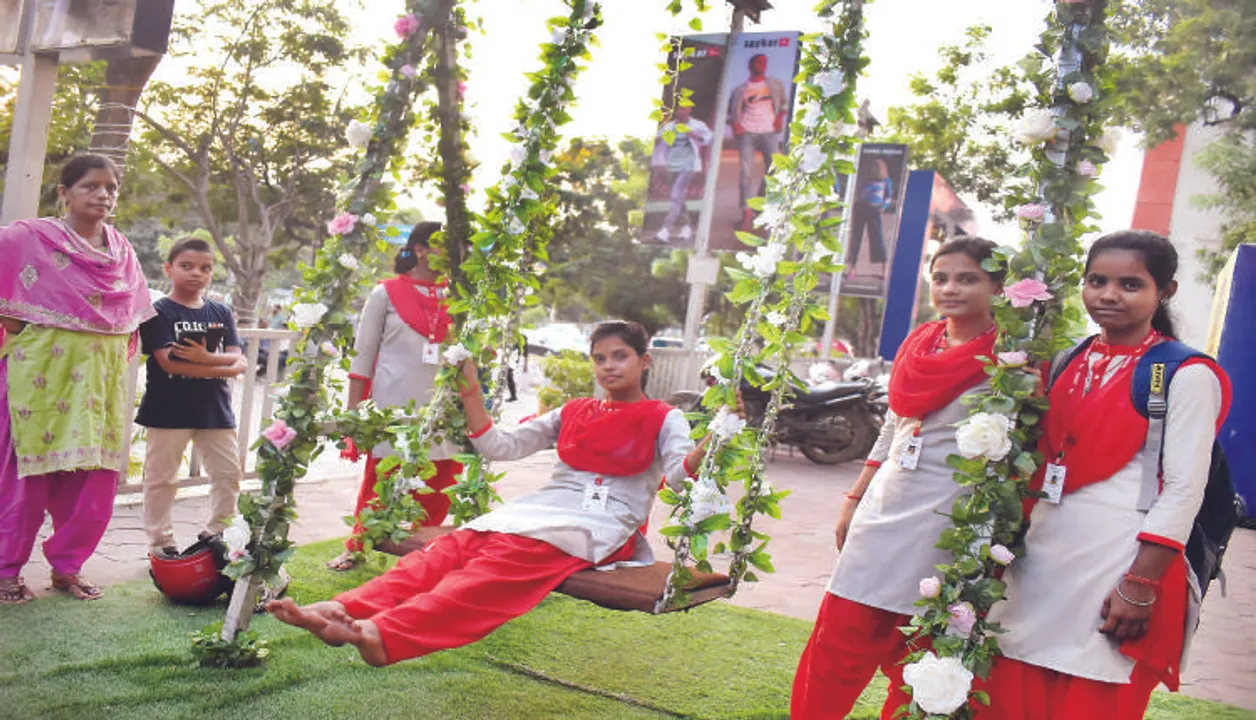  ଆଜି ରଜ ସଜବାଜ, ହାତ ଠାରି ଡାକିଲାଣି ଦୋଳି