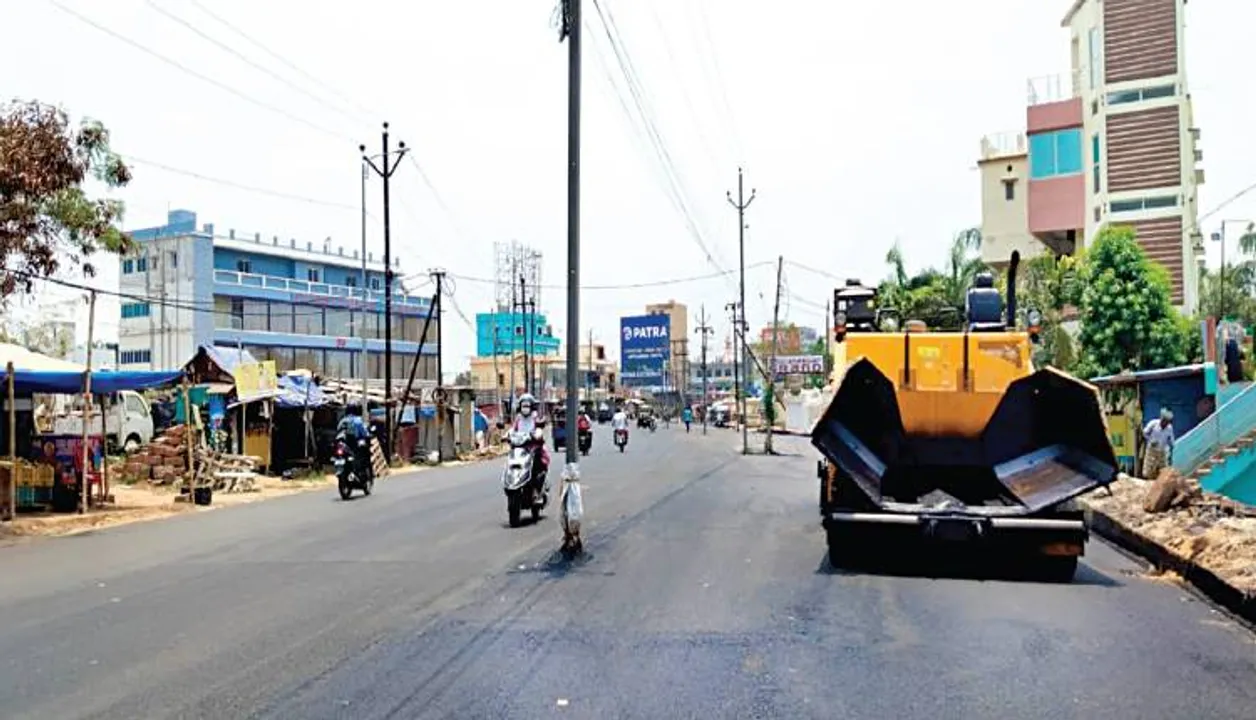  ଟଙ୍କପାଣି-ରବି ଟକିଜ୍‌ ରାସ୍ତା : ବିପଦ ସାଜିଛି ମଝି ରାସ୍ତା ବିଦ୍ୟୁତ୍‌ ଖୁଣ୍ଟ