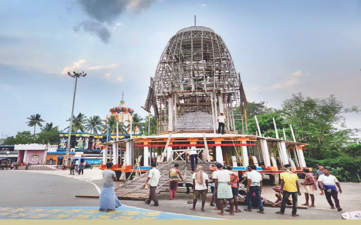  ଝଲସିବ ବିଶ୍ୱର ସର୍ବବୃହତ୍ ନନ୍ଦିଘୋଷ ରଥ: ରଙ୍ଗ କା‌ମରେ ଲାଗିଛନ୍ତି ରଘୁରାଜପୁର ଚିତ୍ରକାର ପରିବାର