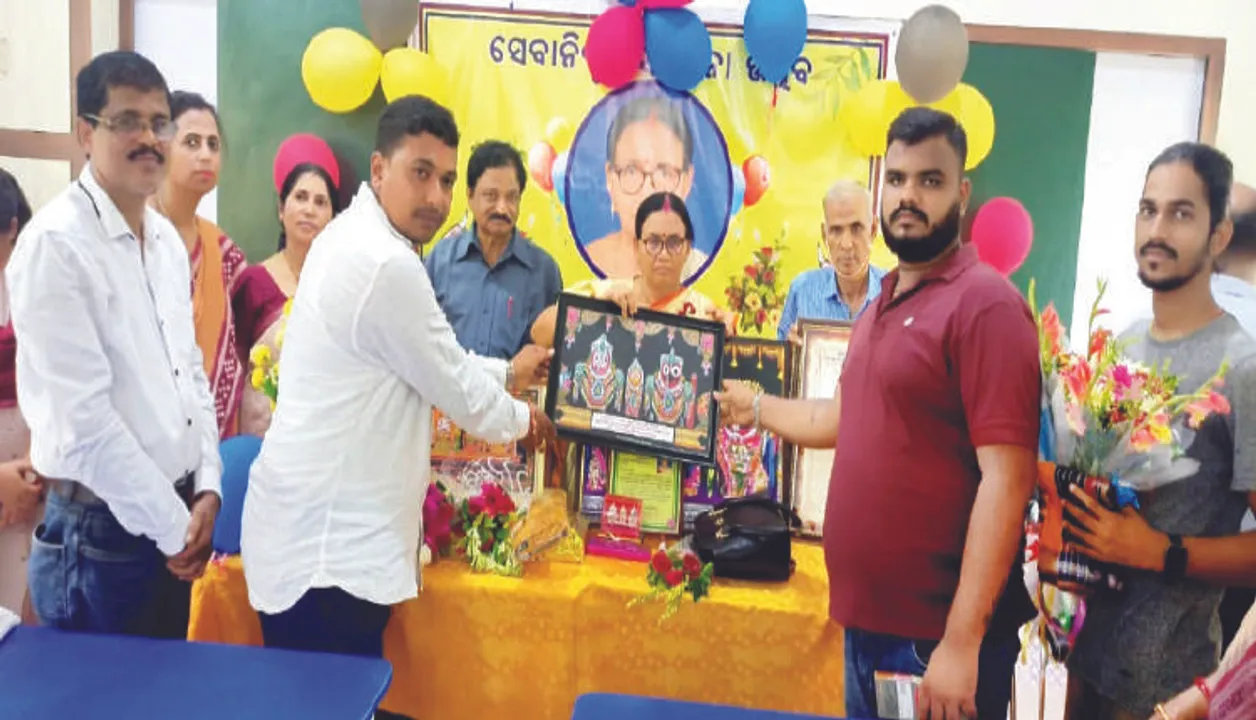  ଶିକ୍ଷୟତ୍ରୀଙ୍କୁ ବିଦାୟକାଳୀନ ସମ୍ବର୍ଦ୍ଧନା