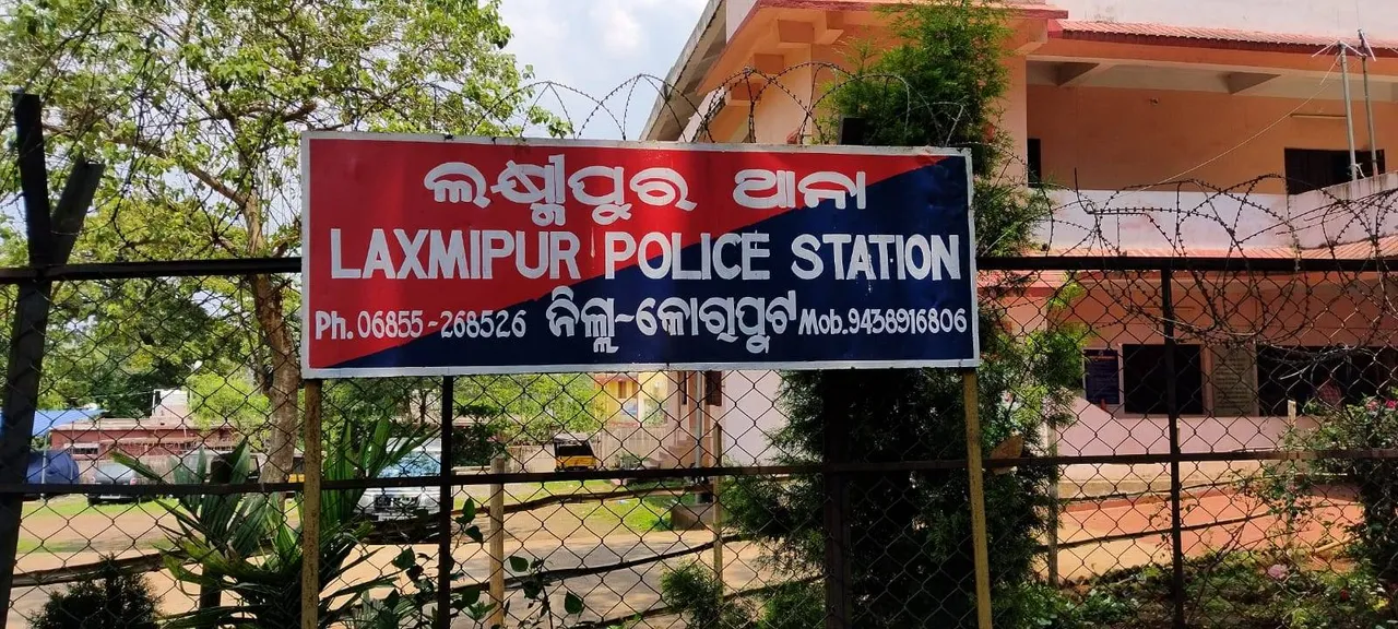  ବେକରେ ଶାଢି ଲଗାଇ ଝୁଲିପଡ଼ିଲେ ମହିଳା! ମୃତ୍ୟୁର କାରଣ ଅସ୍ପଷ୍ଟ