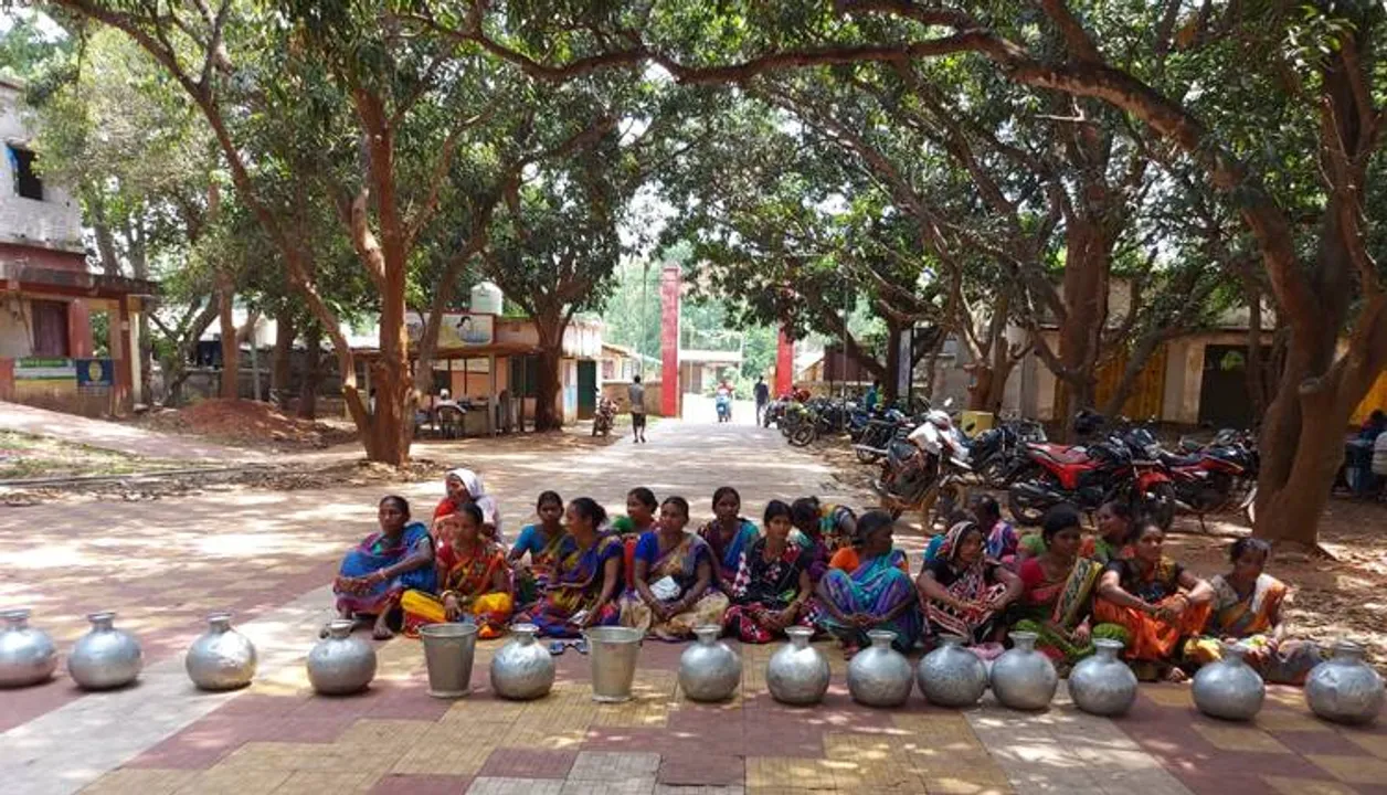  ପାଣି ପାଇଁ ଗରା,ବାଲ୍ଟି ଧରି ବ୍ଲକ କାର୍ଯ୍ୟାଳୟ ଆଗରେ ଧାରଣା ଦେଲେ ଶତାଧିକ ମହିଳା