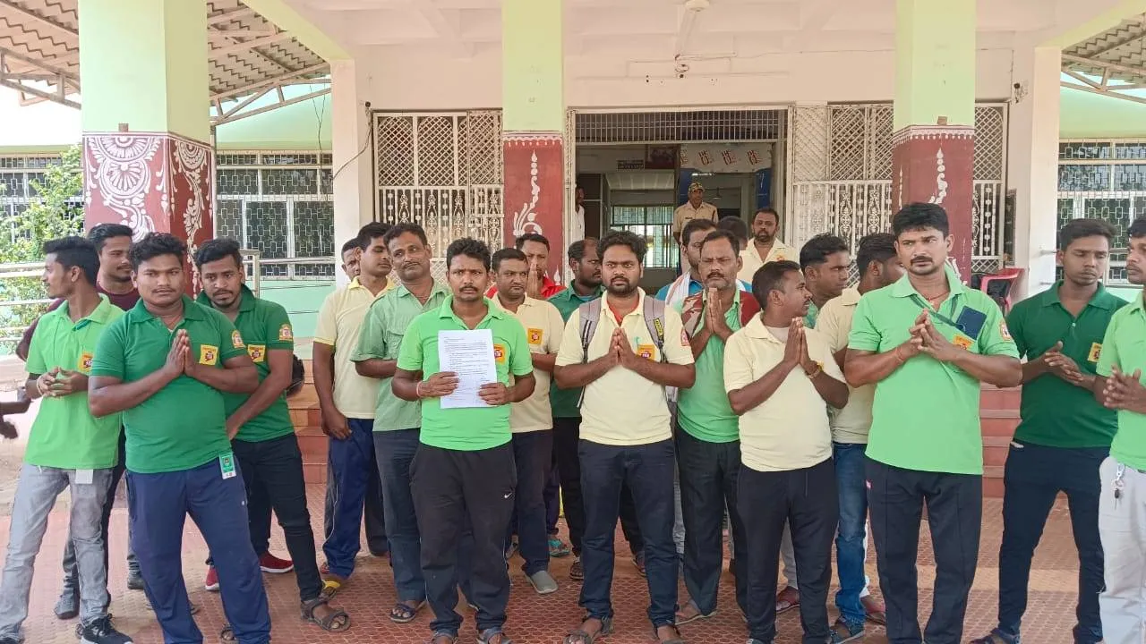  ବର୍ଦ୍ଧିତ ଦରମା ଦାବିରେ ସ୍ମାରକପତ୍ର ଦେଲେ ୧୦୮ ଆମ୍ବୁଲାନ୍ସ ଚାଳକ