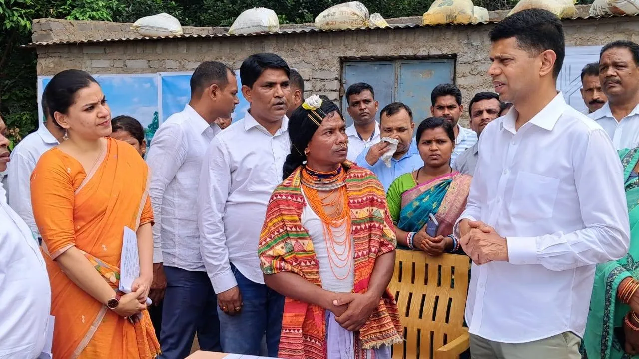  ରାୟଗଡ଼ାରେ ୫-ଟି ସଚିବ: ୨ୟ ଦିନରେ ଉନ୍ନୟନମୂଳକ ପ୍ରକଳ୍ପର କଲେ ସମୀକ୍ଷା, ଜନସାଧାରଣଙ୍କୁ ଭେଟିଲେ