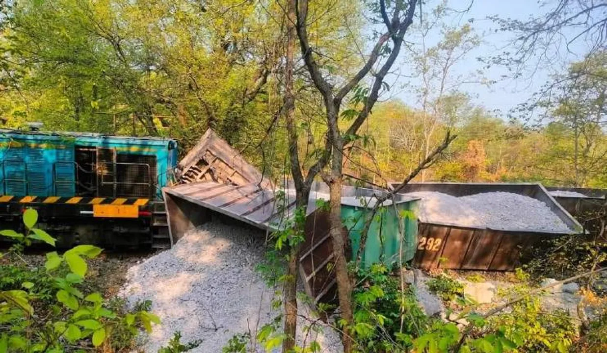  ଚୂନପଥର ବୋଝେଇ ଟ୍ରେନ୍‌ ଲାଇନଚ୍ୟୁତ