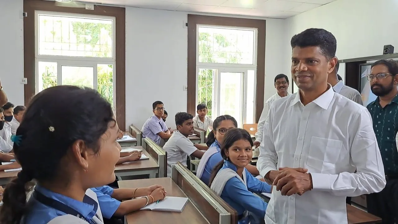  ବୋର୍ଡ଼ ସ୍କୁଲରେ ୫-ଟି ସଚିବ; ବିଦ୍ୟାର୍ଥୀଙ୍କୁ ଅଟୋଗ୍ରାଫ୍‌ ଦେଲେ, ପୂରାତନ ଛାତ୍ରଛାତ୍ରୀଙ୍କ ସହ ବିକାଶ ନେଇ ଆଲୋଚନା କଲେ