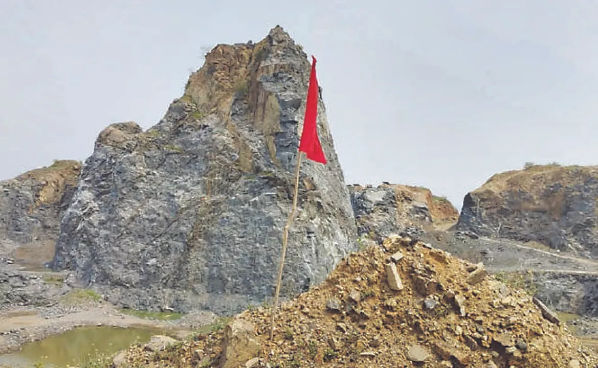  ନାଲି ପତାକାର ଖେଳ : ମିଳିମିଶି ଲୁଟିବେ କଳାପଥର; ପଦାରେ ପଡ଼ିଲେ ଲୁଟେରା ଦାୟୀ