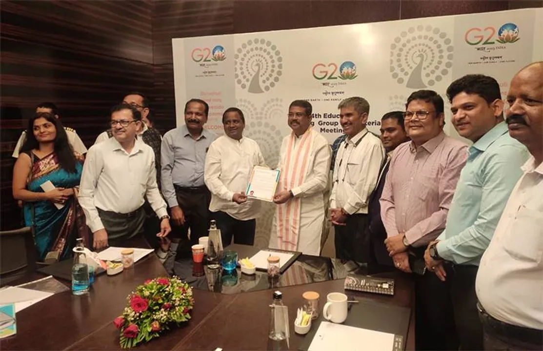  ପୁନେରେ ଧର୍ମେନ୍ଦ୍ରଙ୍କୁ ଭେଟିଲେ ପ୍ରବାସୀ ଓଡ଼ିଆ