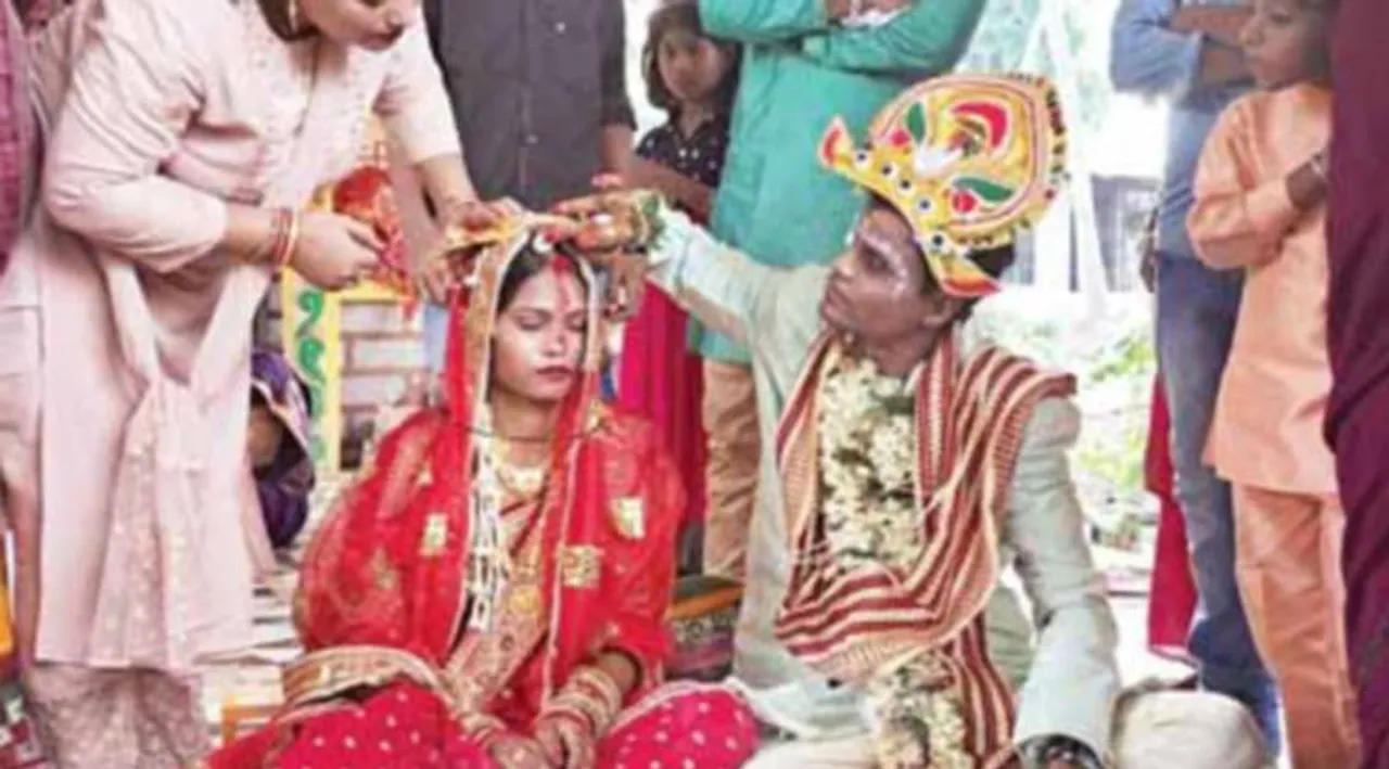  ସ୍ବଧାର ଗୃହରୁ ଶାଶୂଘର, ଅନାଥ ଝିଅକୁ ଆପଣେଇ ନେଲେ ଯୁବକ