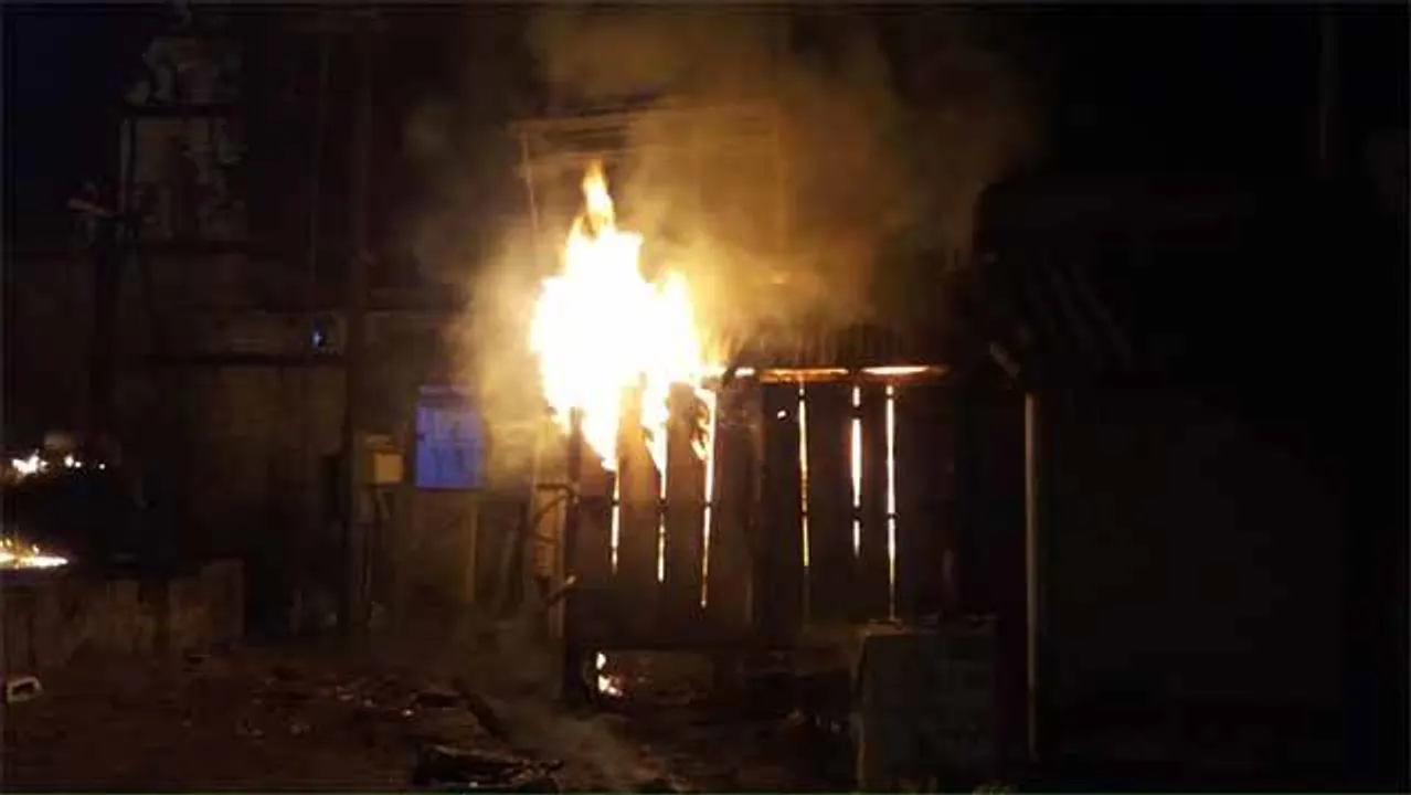  ଟ୍ରାନ୍ସଫର୍ମର ଫାଟି ଦୋକାନ ଜଳିଗଲା