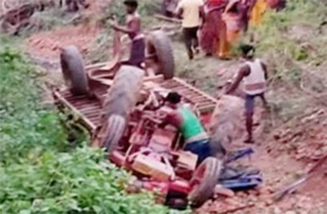  ଟ୍ରାକ୍ଟର ଓଲଟି ମହିଳା ଶ୍ରମିକ ମୃତ, ୫ ଗୁରୁତର